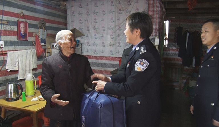 县公安局携手爱心企业节前走访慰问贫困户