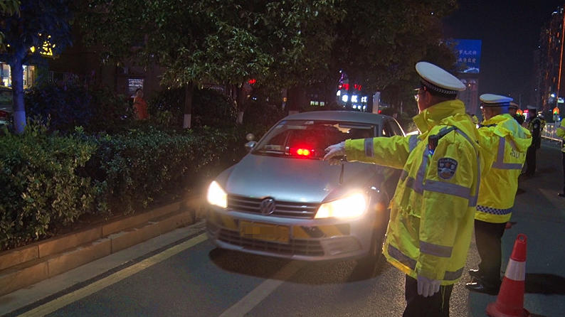 郴州高速交警支队来我县异地执法 夜查酒驾