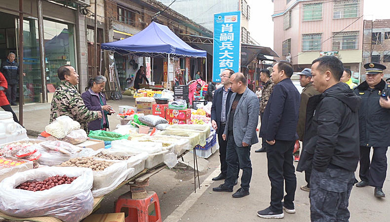 我县多部门联合整治马路市场