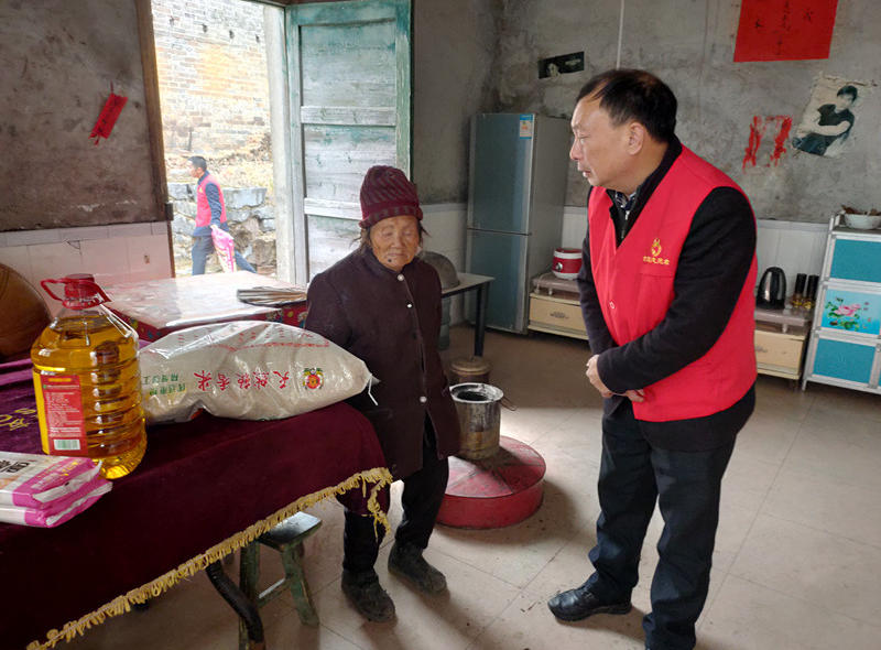 志愿者开展春节前走访慰问贫困户活动