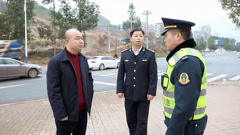 县领导督查春运路检路查工作