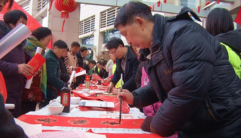 我县开展迎新春写春联送祝福文化惠民活动