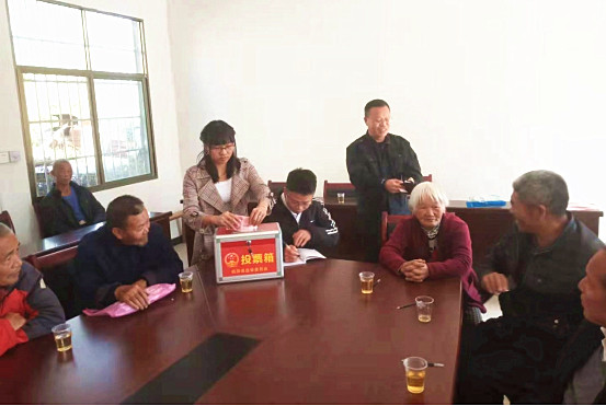 村党员干部带头  为贫困群众捐款献爱心