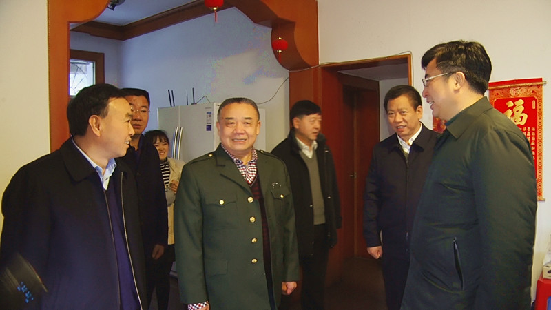 邹文辉到我县走访慰问困难党员、困难群众