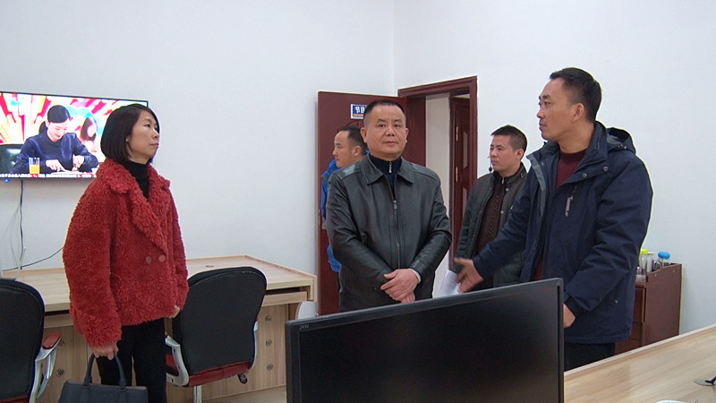 刘久正到县广播电视台检查网络安全工作