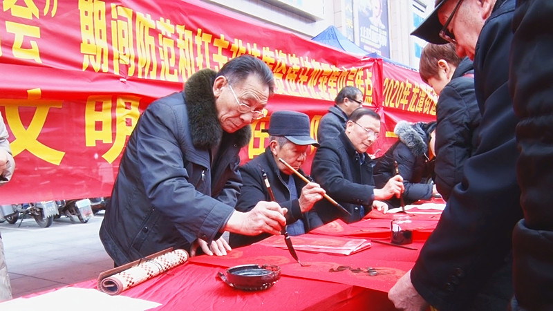 迎新春：龙潭街道开展送春联暨消防、交通安全宣传活动