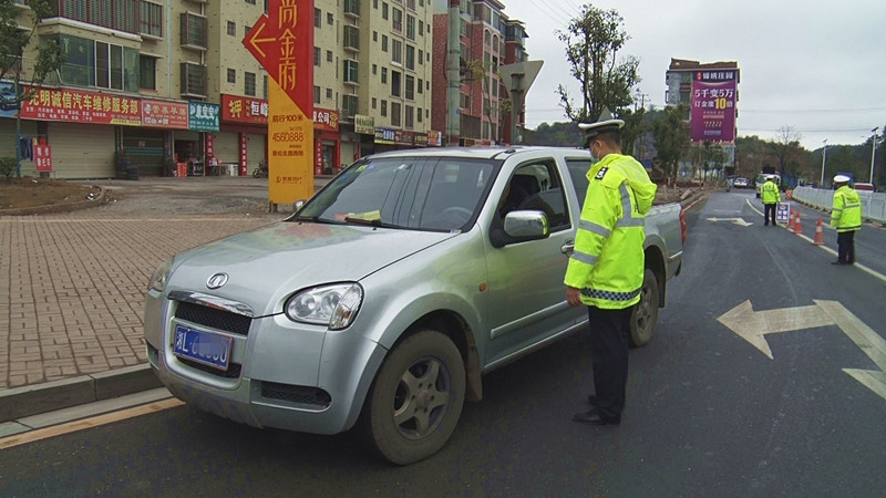 县交警大队：奋战一线 全力保畅通保安全
