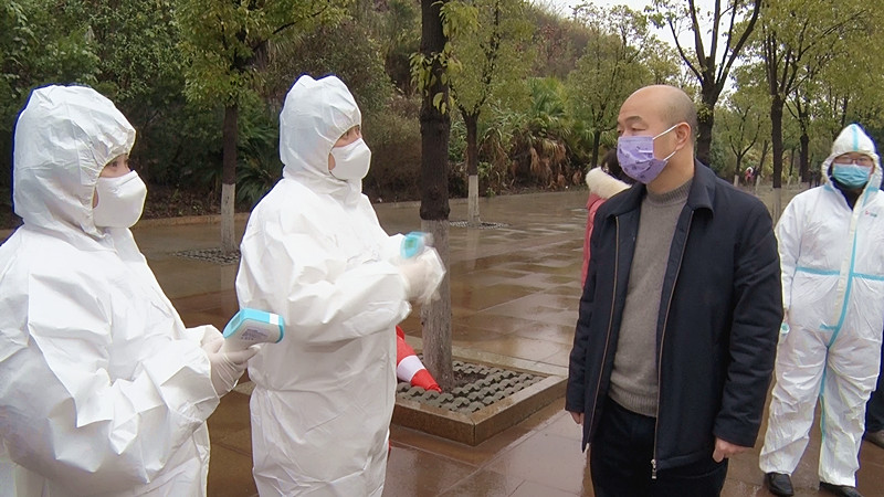 防控重大疫情，我们在一起：县领导检查疫情防控监测点工作