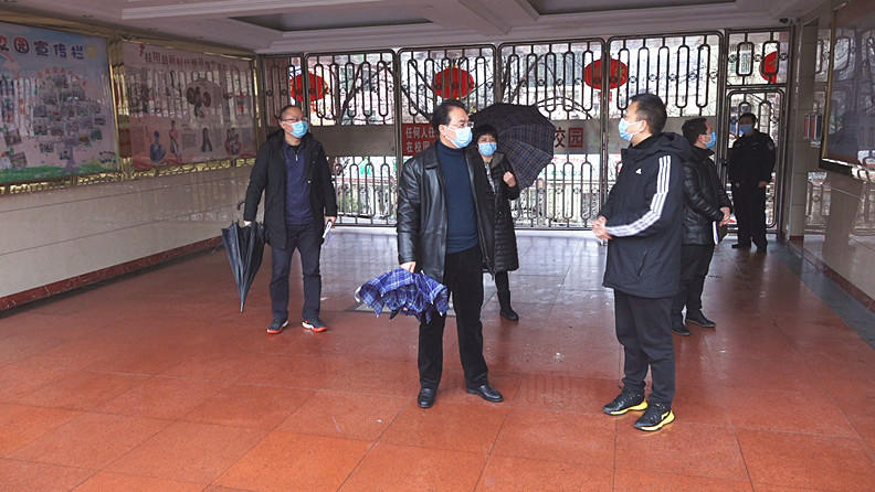 朱阳辉调研城南完小疫情防控工作