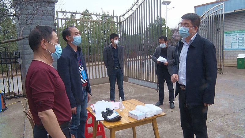 县领导带队送防疫物资到企业（项目）
