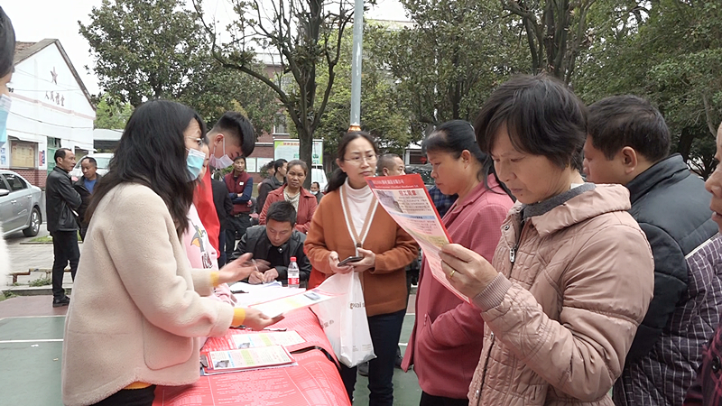 县就业服务“春风行动”送岗下乡到樟市