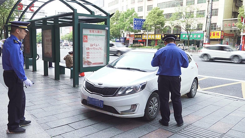 【交通问题顽瘴痼疾集中整治行动】县城管局持续整治人行道上车辆乱停乱放行为