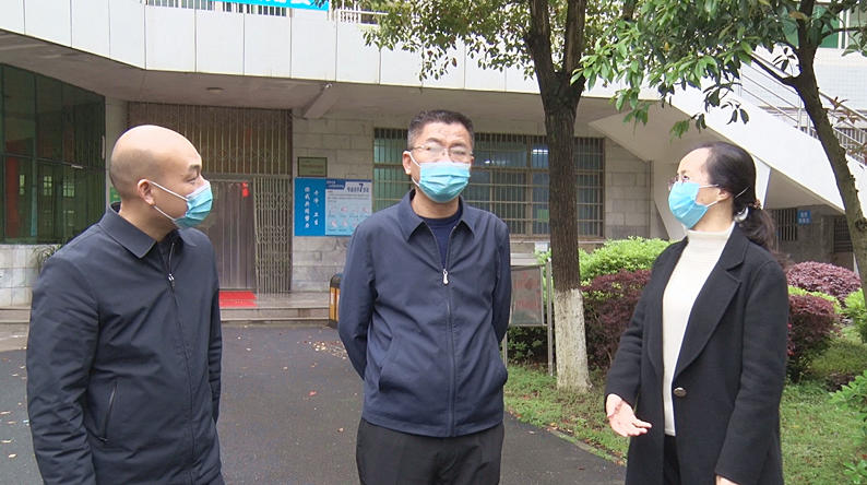 黄力实地调研指导学校开学准备工作