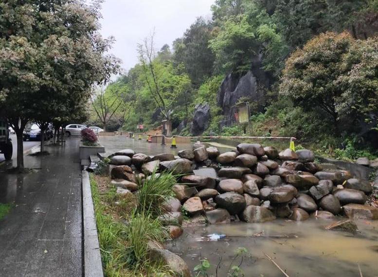 局部性大雨突降我县，各部门快速反应，妥善应对