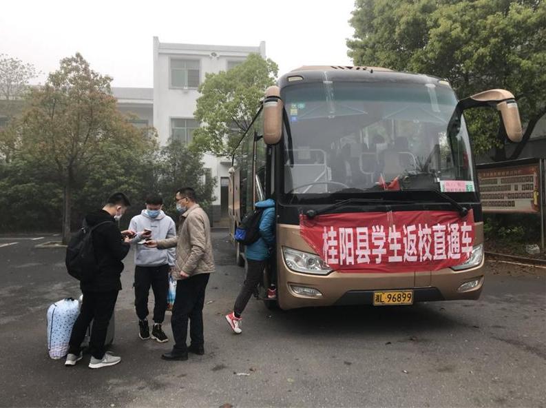 我县组织专车接2000余名农村学生进城复学