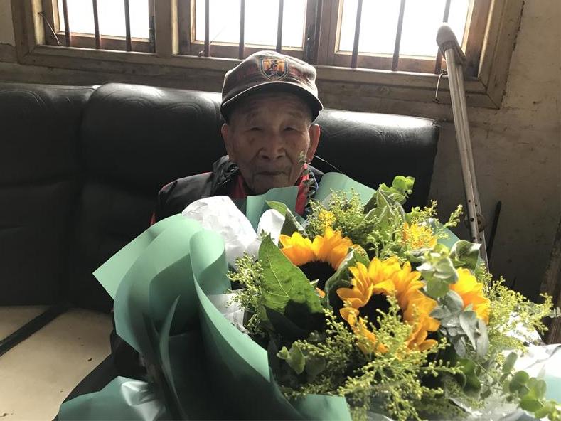 志愿者为百岁抗战老兵过102岁寿辰