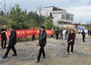 长坪乡党员干部义务修路