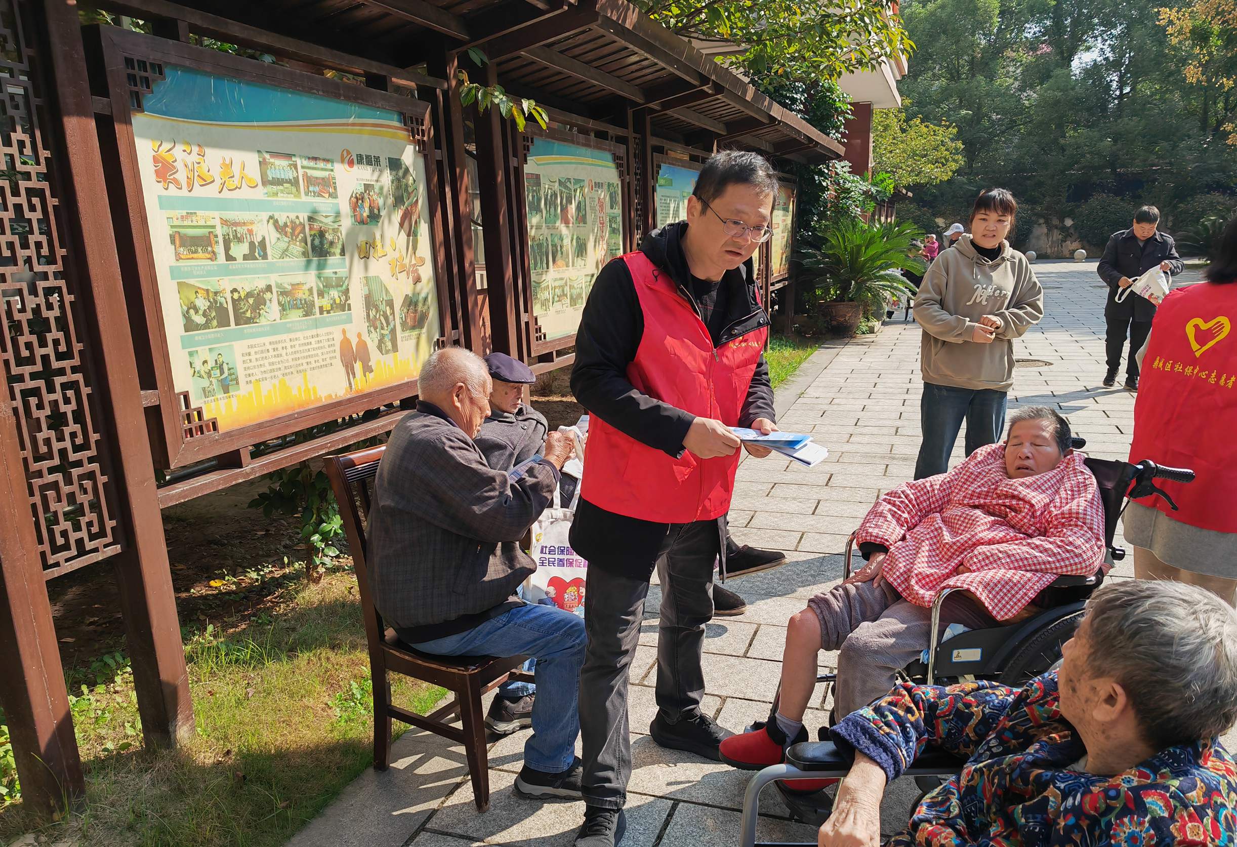 鼎城区人社局：“温暖社保”服务走进颐养院