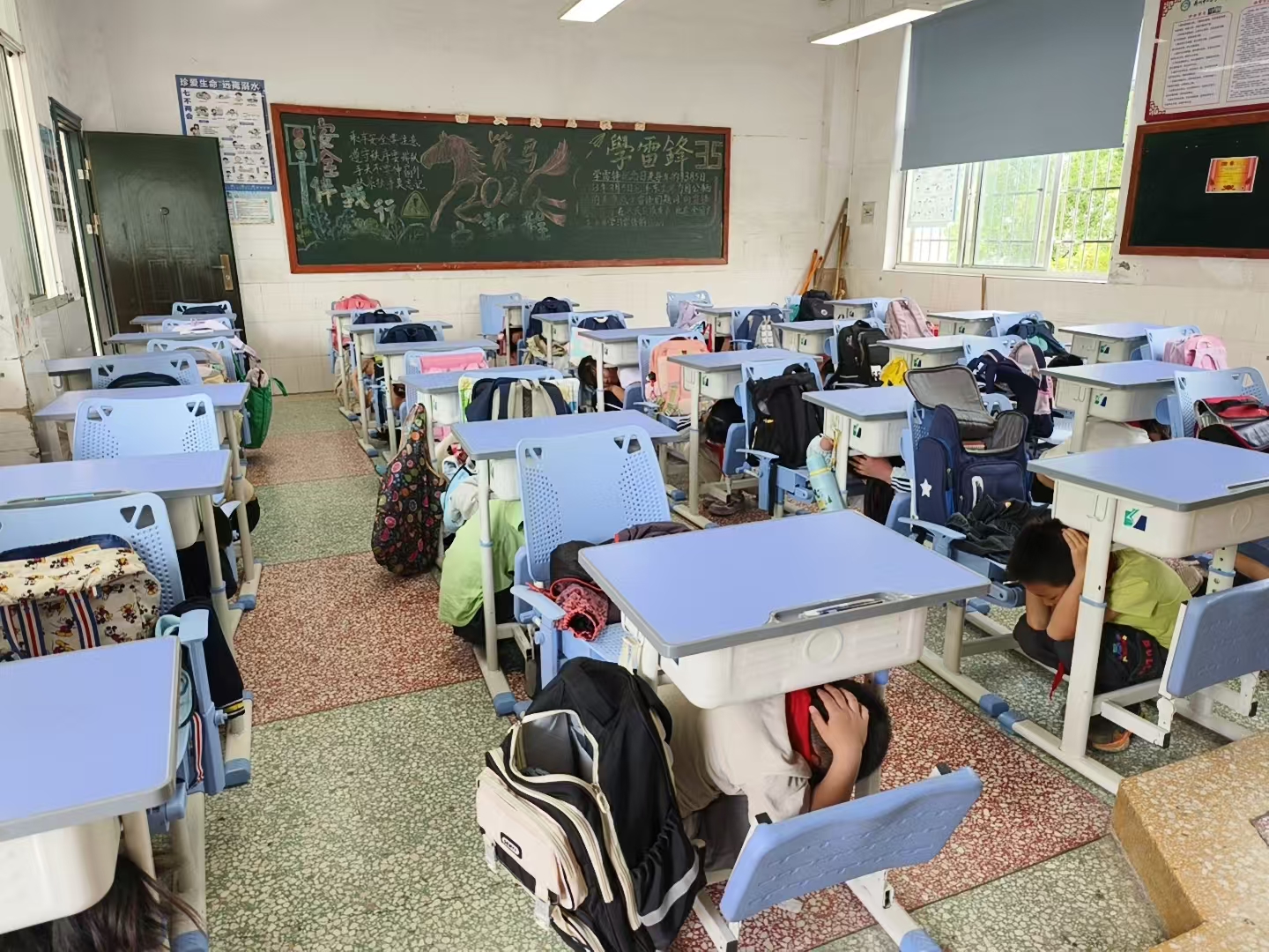 丹洲乡中心小学开展防地震应急疏散演练活动