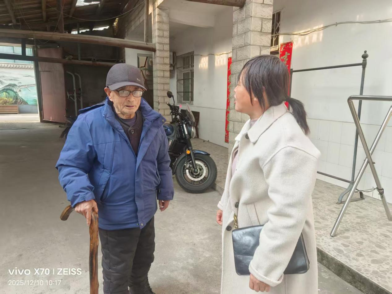 岳塘村開展敲門行動 “三長”下戶排查隱患護民安