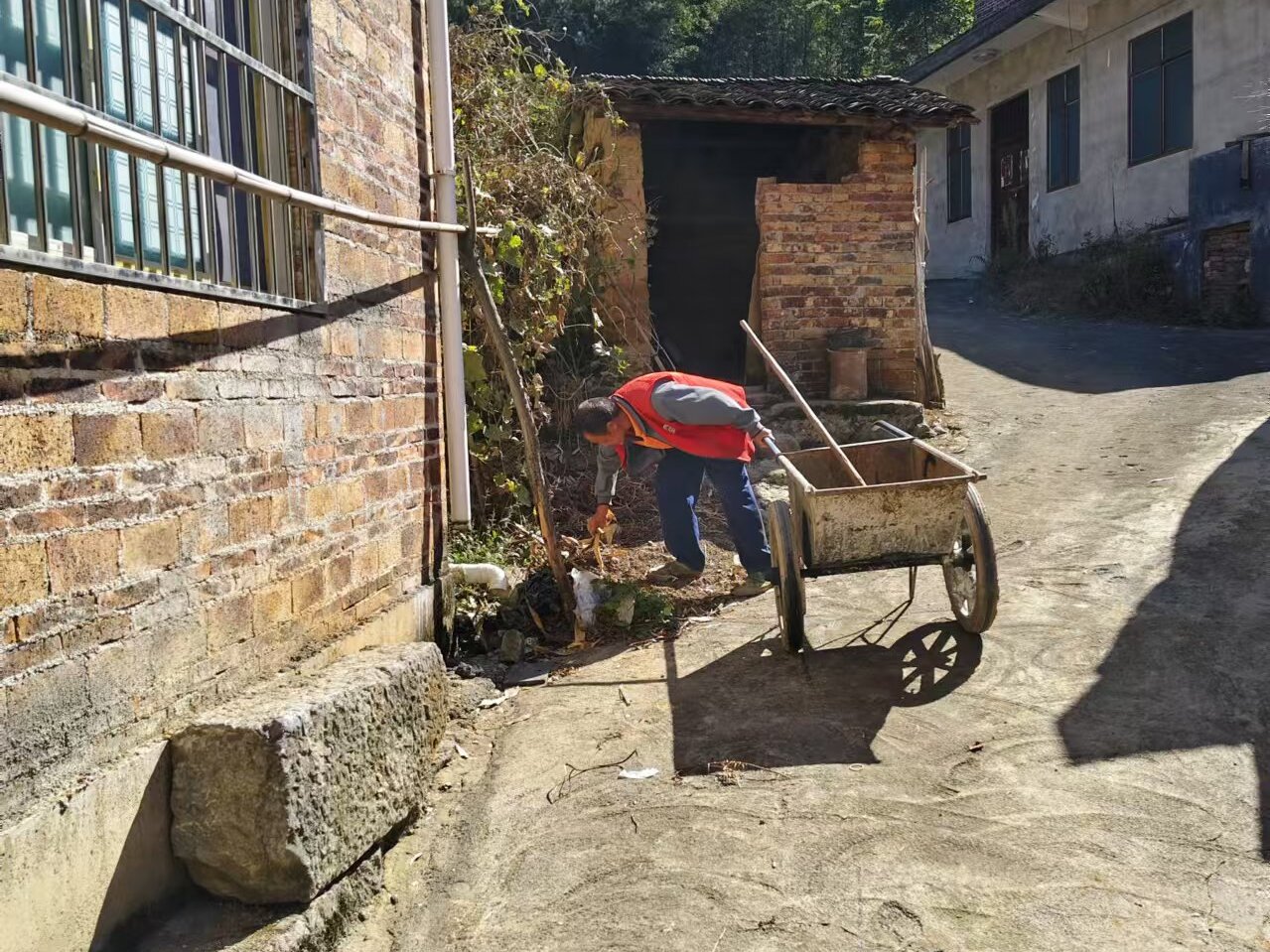 祠堂圩镇桃源村开展清理村庄卫生死角专项行动