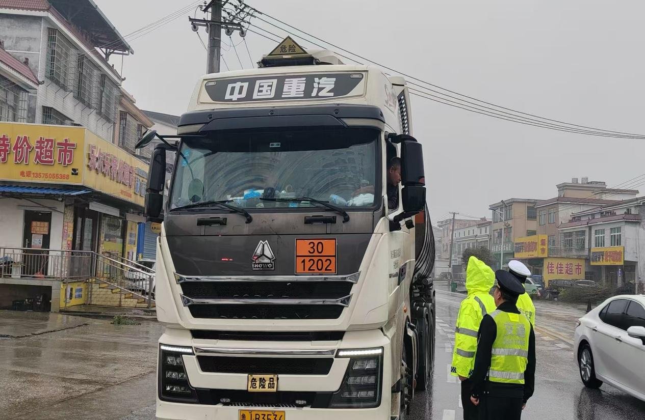 治超不松懈！新泉镇联合执法净化道路运输环境