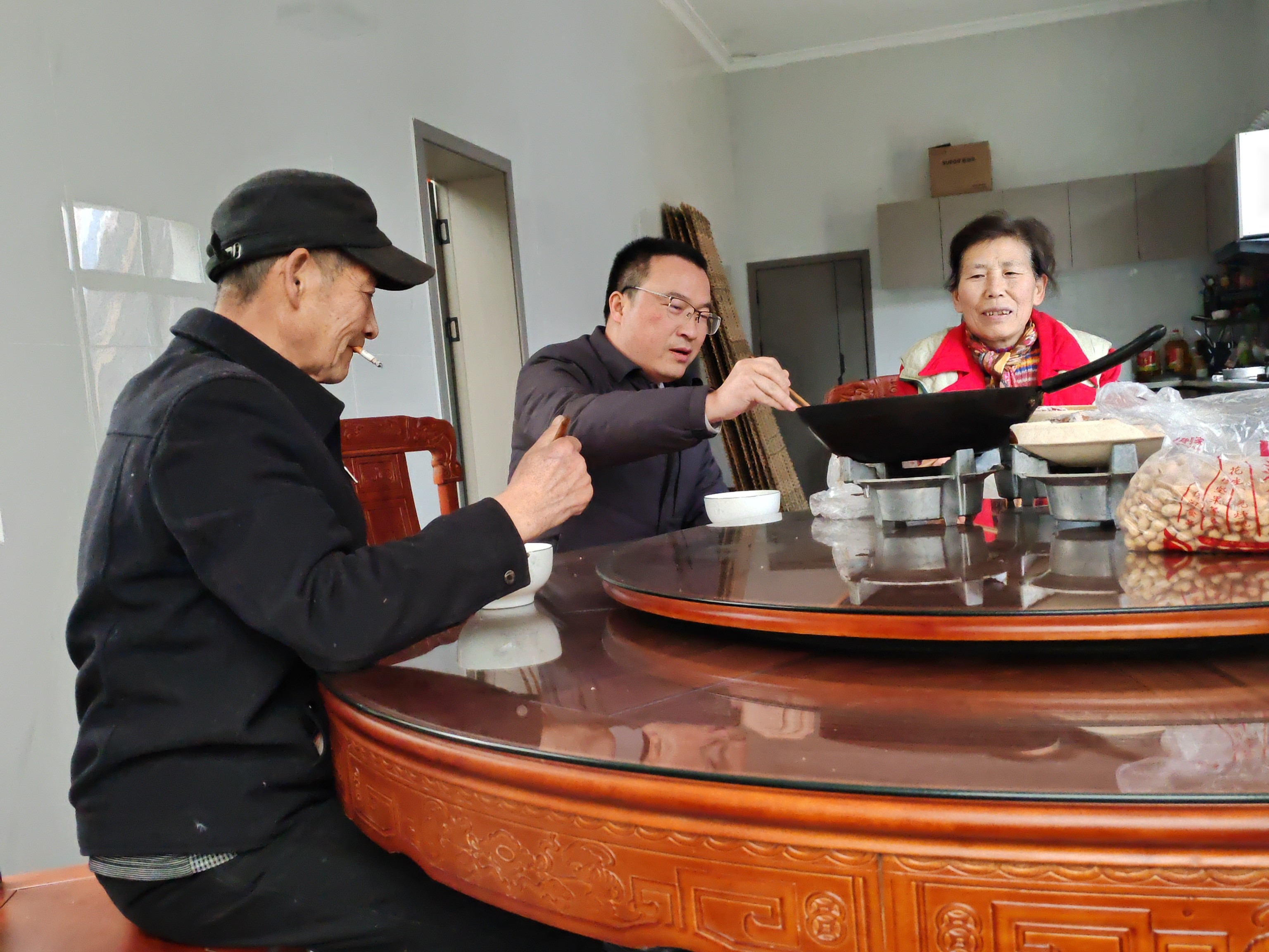 汉寿五中春节暖心走访：同贴春联、同吃年夜饭，把组织关怀送到教师心坎上