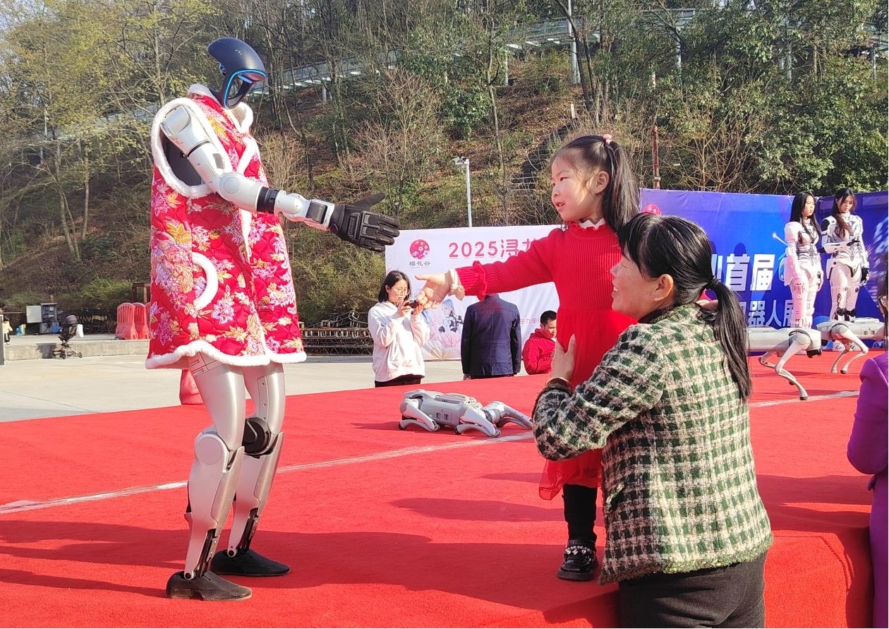 仿生机器人“陪”你赏花是种什么样的体验？湖南信息学院带你感受AI科技的魅力