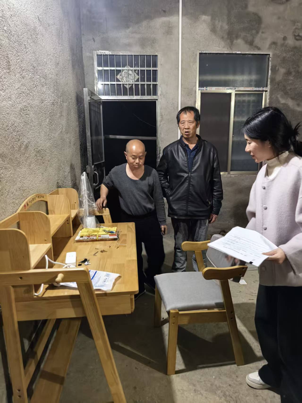 肖家镇：温暖传递书香情 为困难学子“送桌上门”