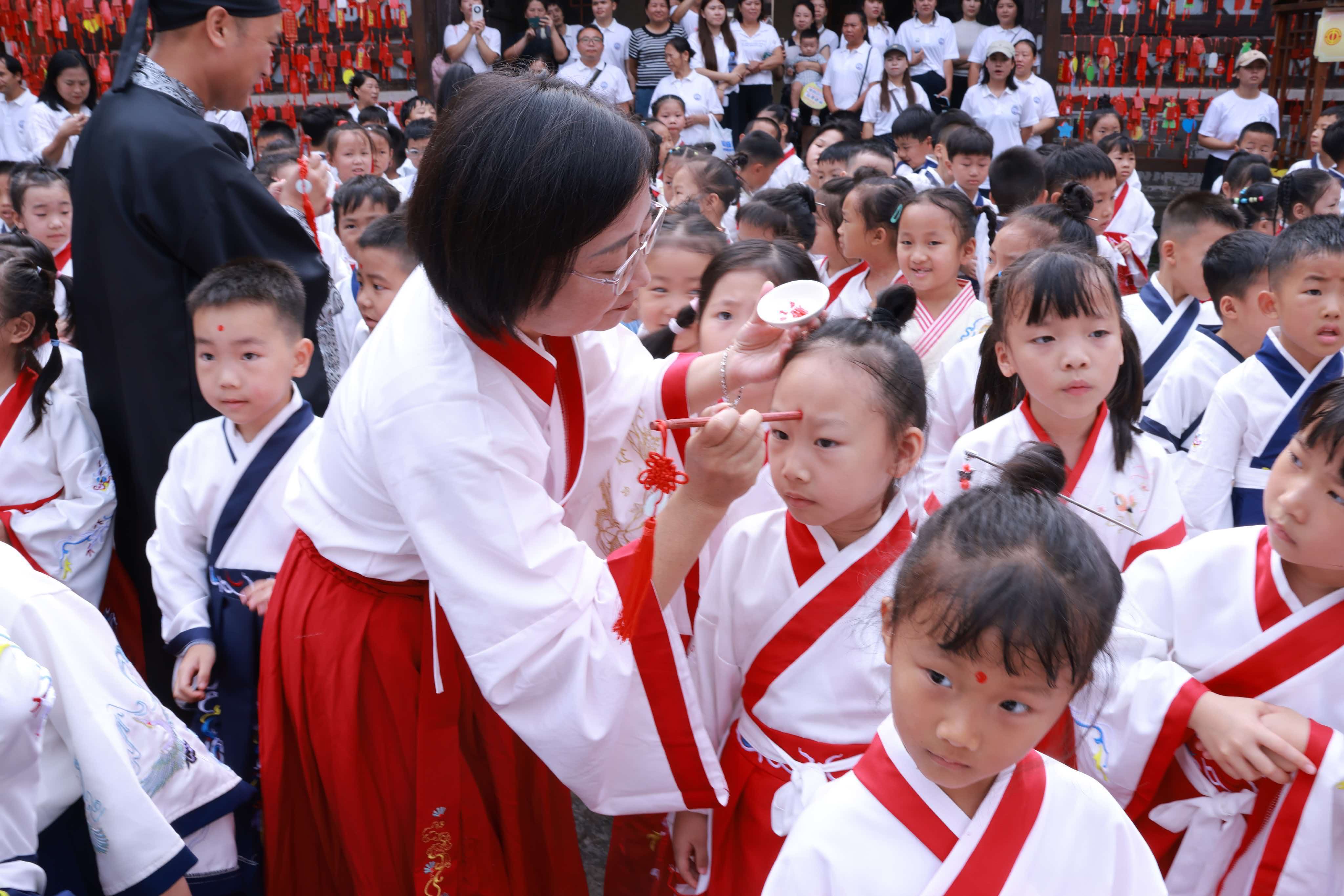 古韵启智 礼润童心——吉首市乾城小学举行2026级新生开笔礼活动