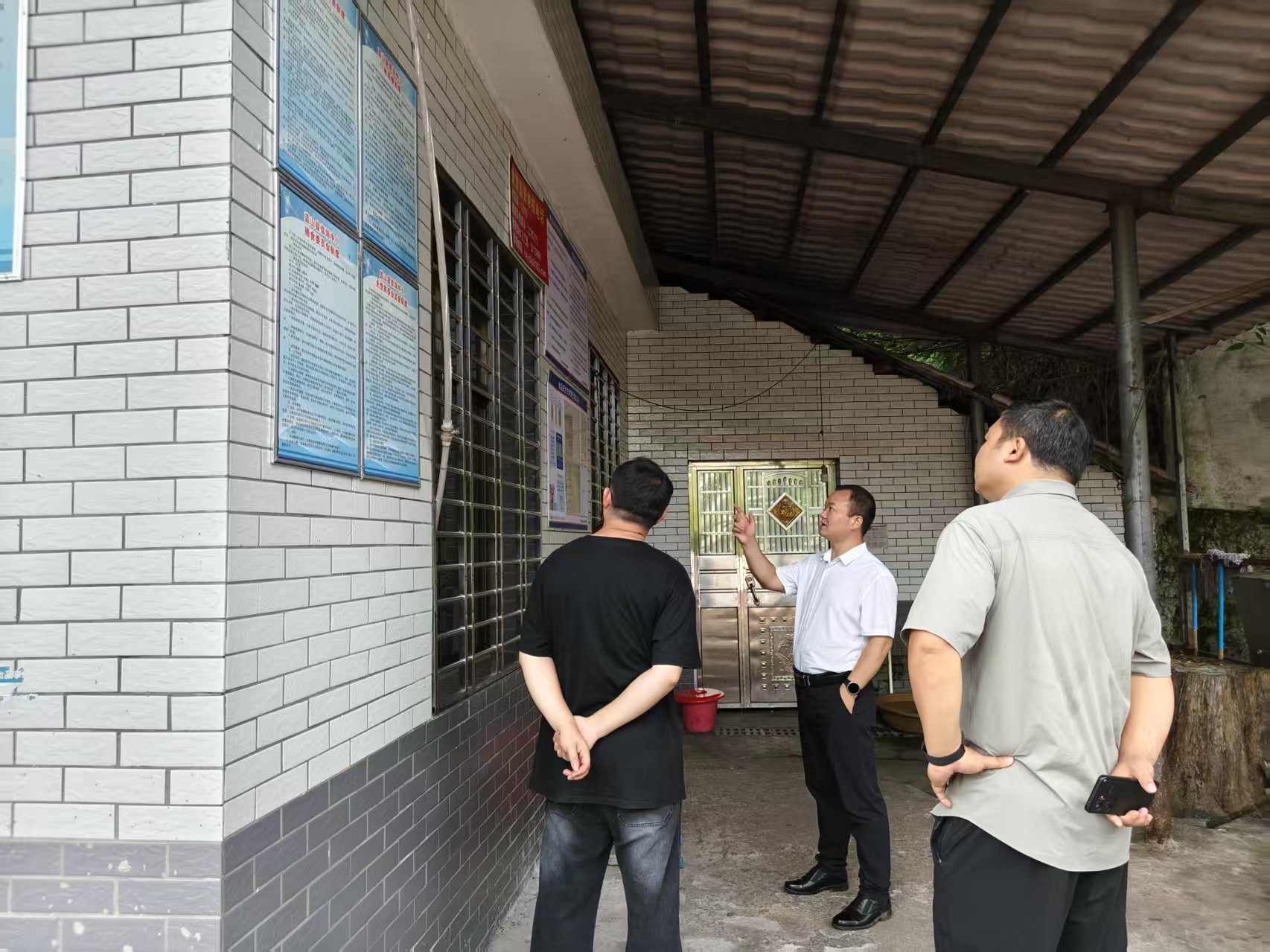 漿洞瑤族鄉(xiāng)開展開學(xué)前安全生產(chǎn)檢查 筑牢校園安全防線