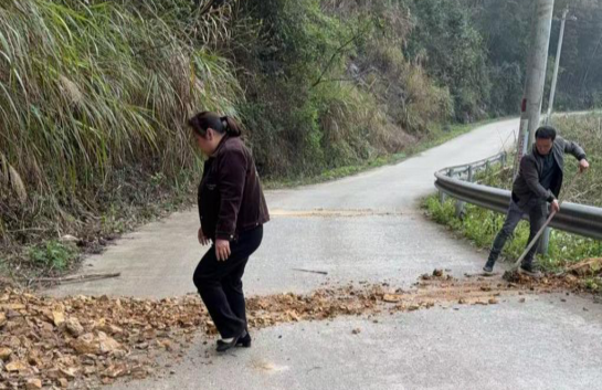 浆洞瑶族乡：雨天落石阻道路 村干部快速清理保民安