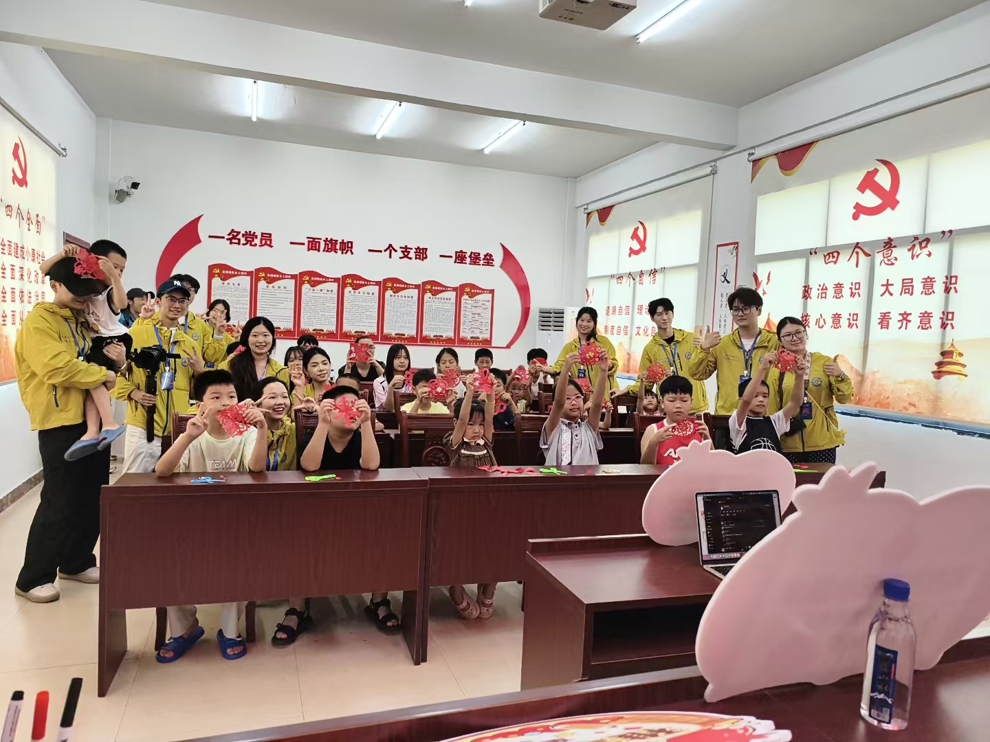 浆洞瑶族乡：童声绕梁推普  集市走访护安