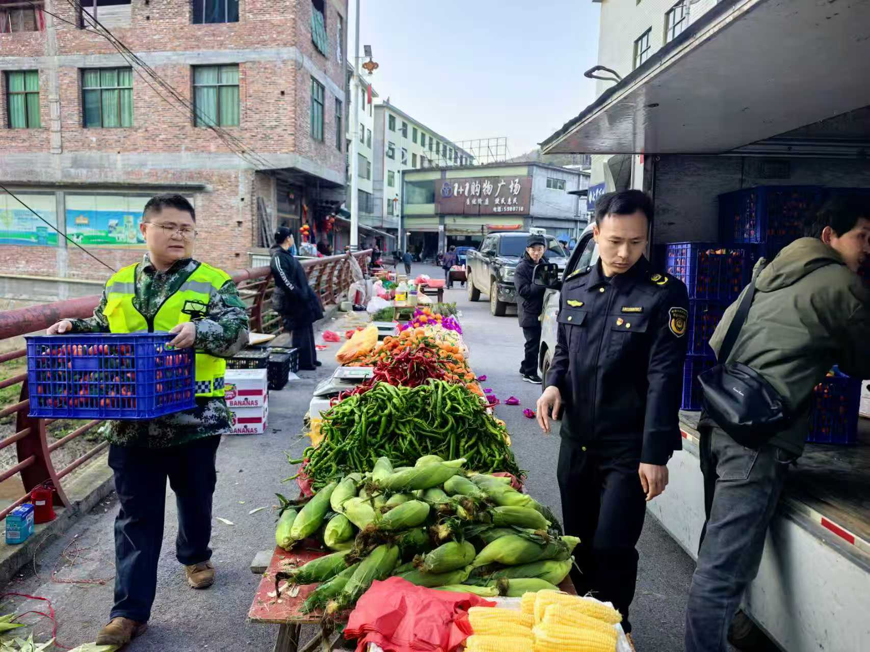 永兴县七甲乡：开展马路市场专项整治，疏堵结合守护“烟火气”与“安全线”