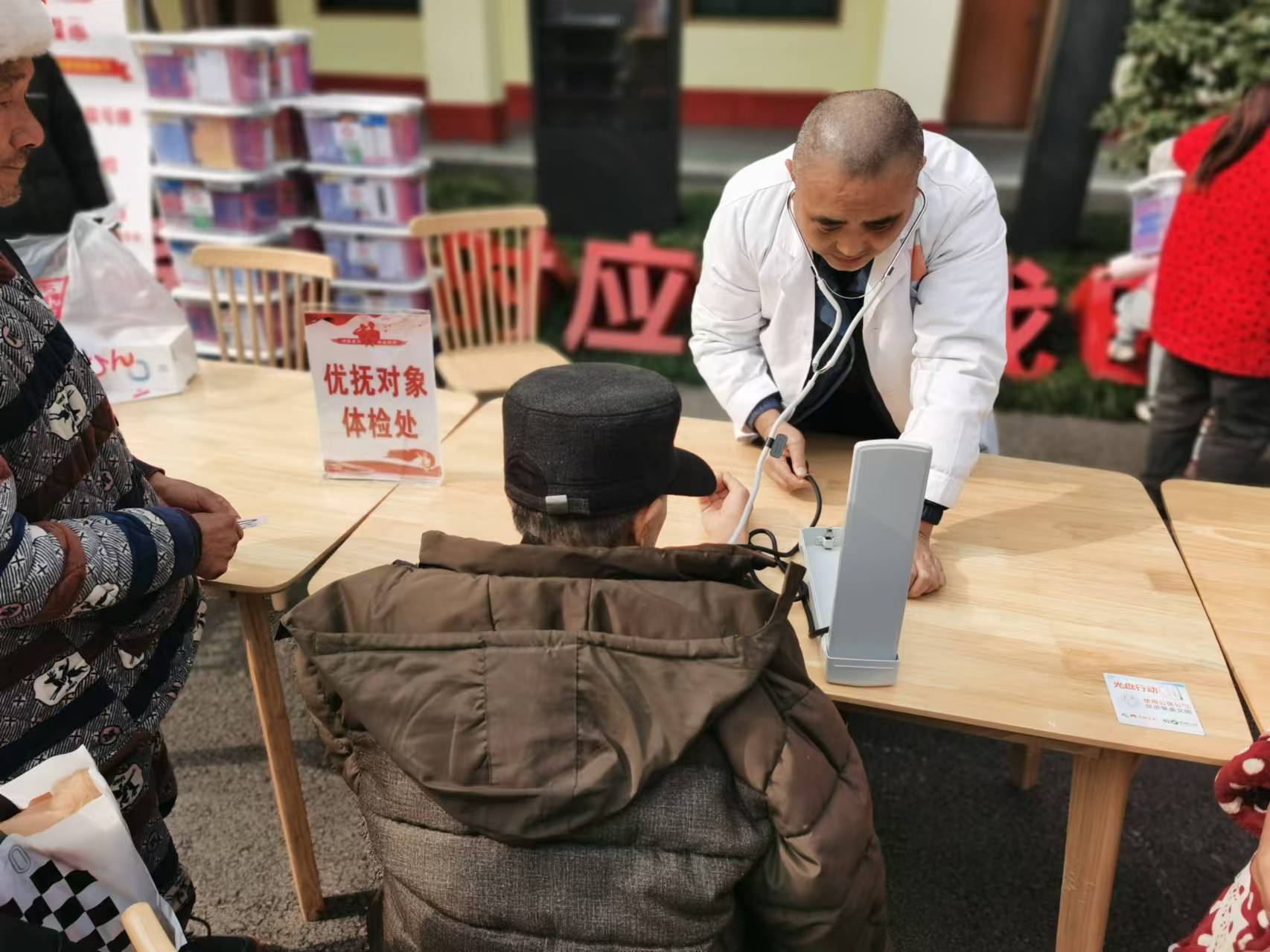斗姆湖街道：爱心义诊递温情 拥军优属暖人心