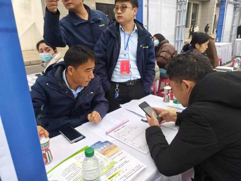 斗姆湖街道：组织参加“春风行动”就业招聘会