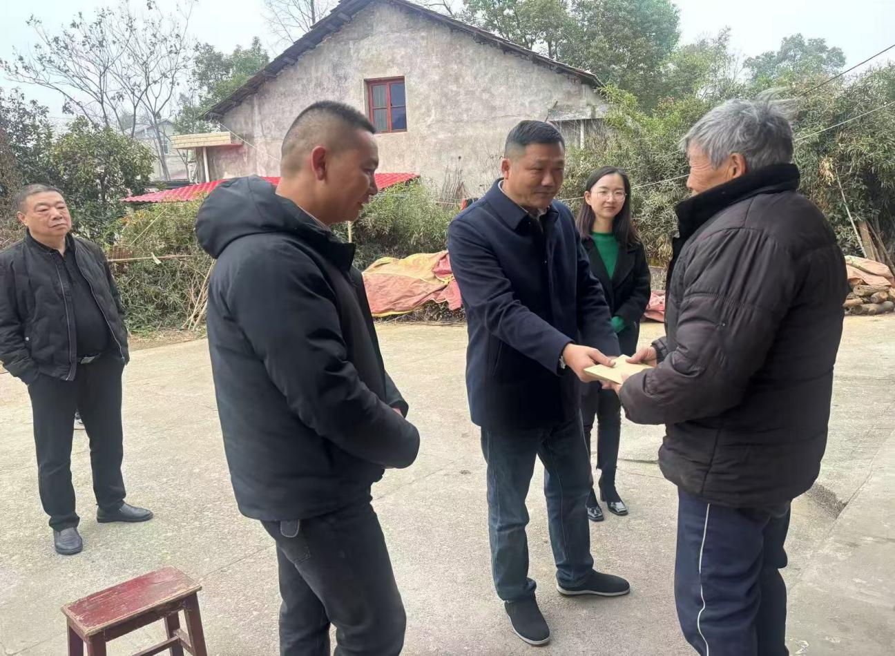 区领导到斗姆湖街道开展困难家庭春节走访慰问活动