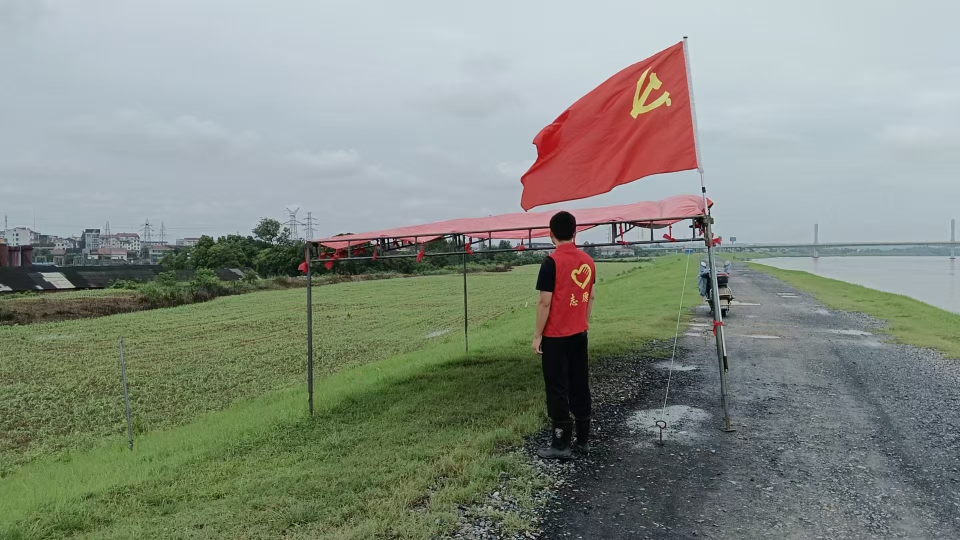 斗姆湖街道：以“迅”应“汛”，当好风雨“守护人”