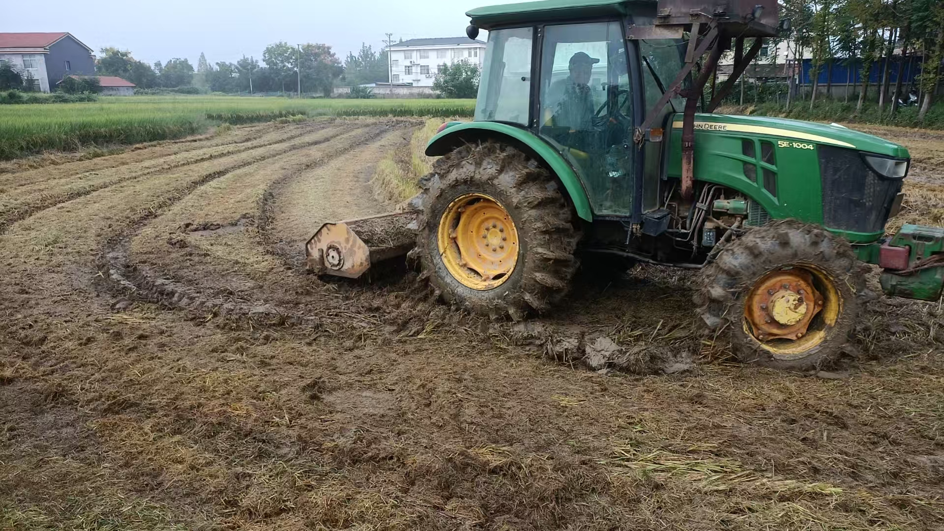 斗姆湖街道：多措并举全力推进秸秆禁烧和综合利用