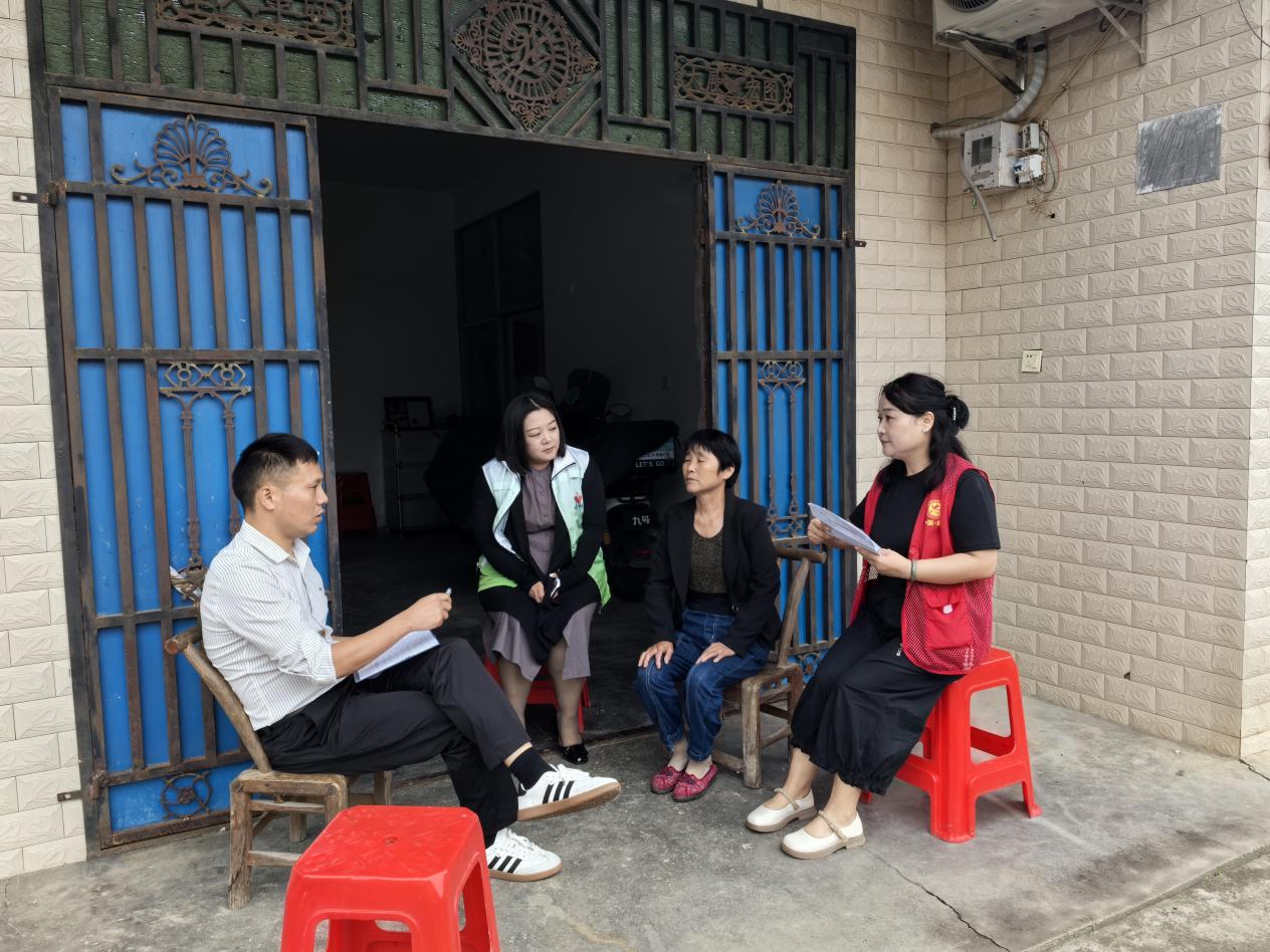 斗姆湖街道：年审入户兼顾反诈宣传