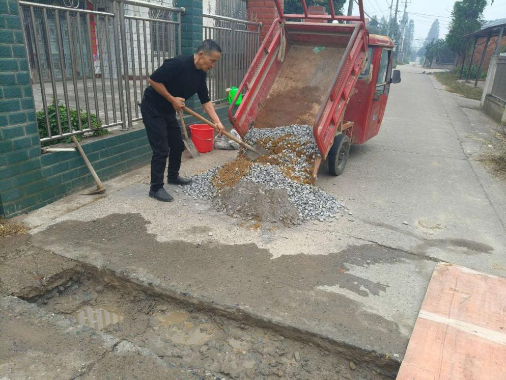 斗姆湖街道：居民自发修缮破损路 共筑社区幸福出行道