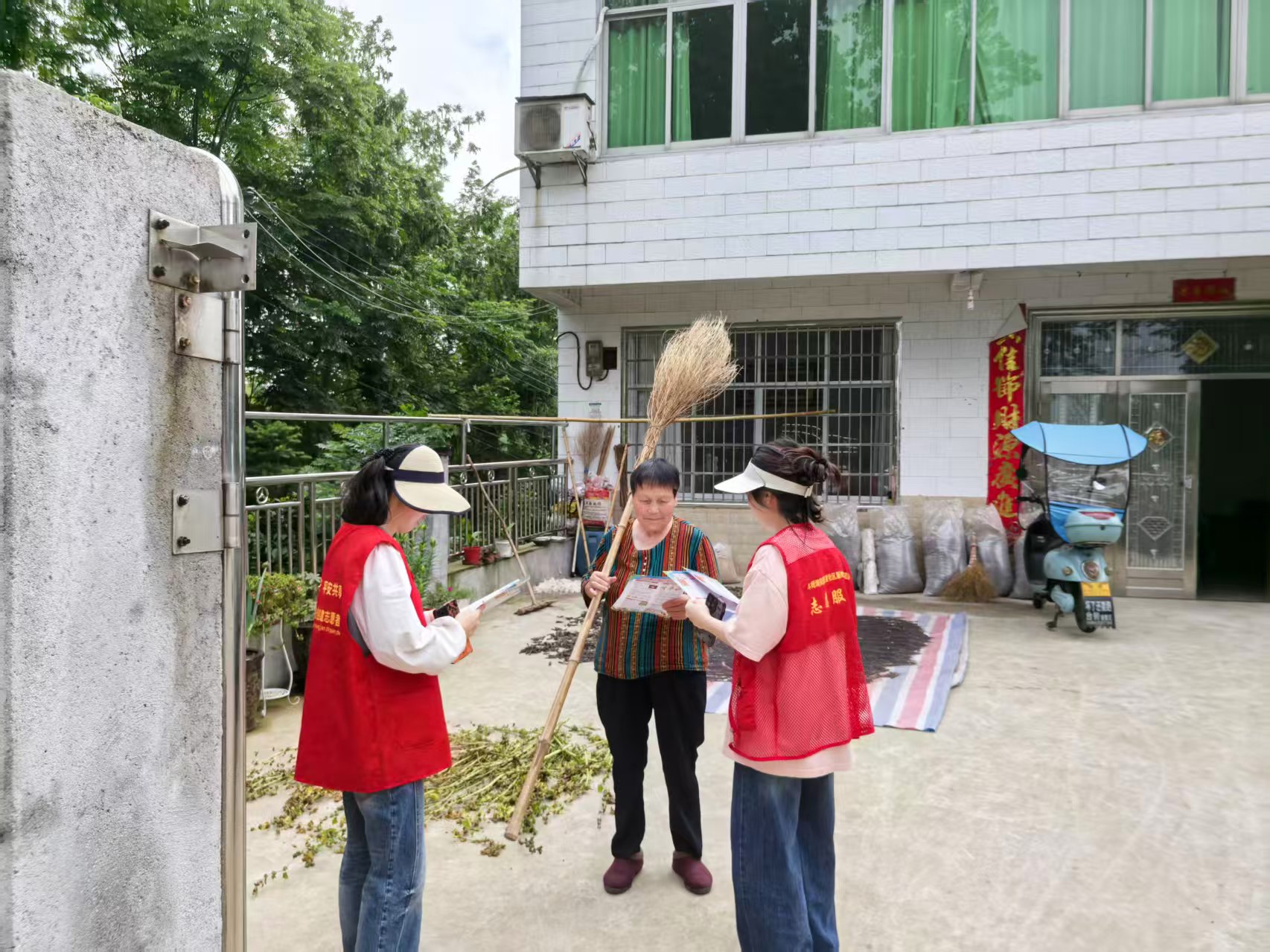 斗姆湖街道红星社区：开展燃气安全入户宣传志愿服务活动