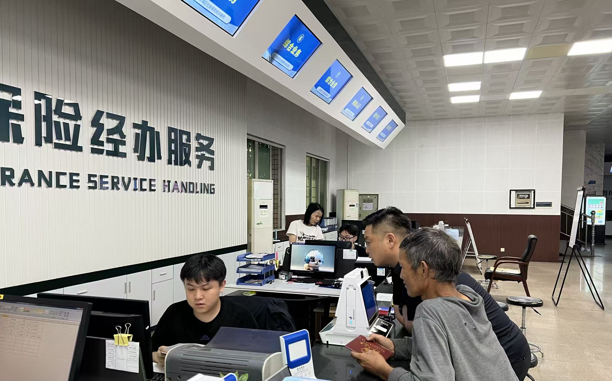 斗姆湖街道花园社区：暖心帮扶五保老人解决社保难题