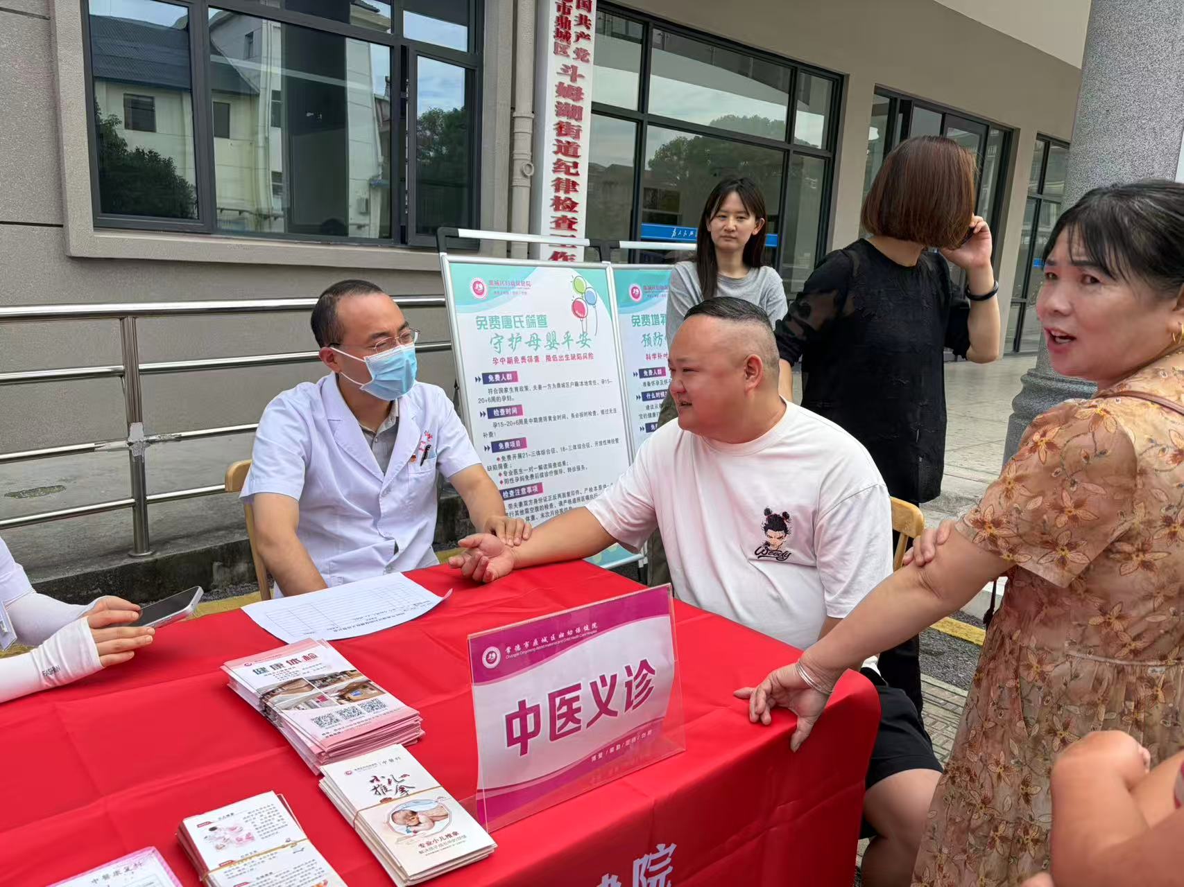 斗姆湖街道开展健康义诊及“两癌筛查”活动 百余居民家门口享服务