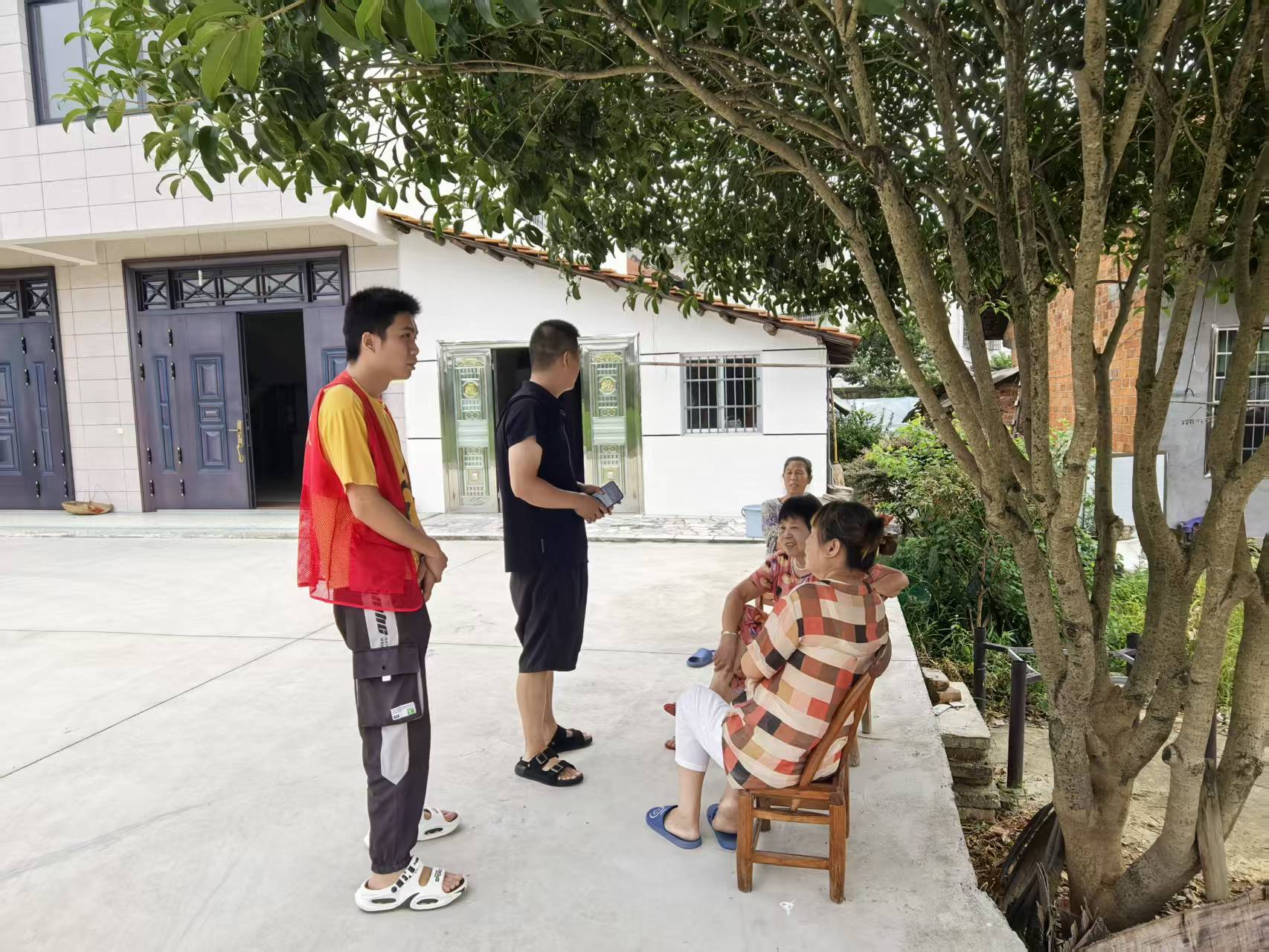 斗姆湖街道：开展台风防范及防溺水安全宣传