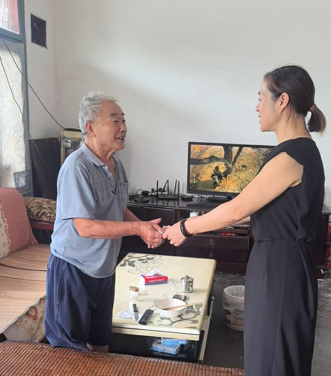 斗姆湖街道：情暖八一送关怀 慰问老兵暖人心