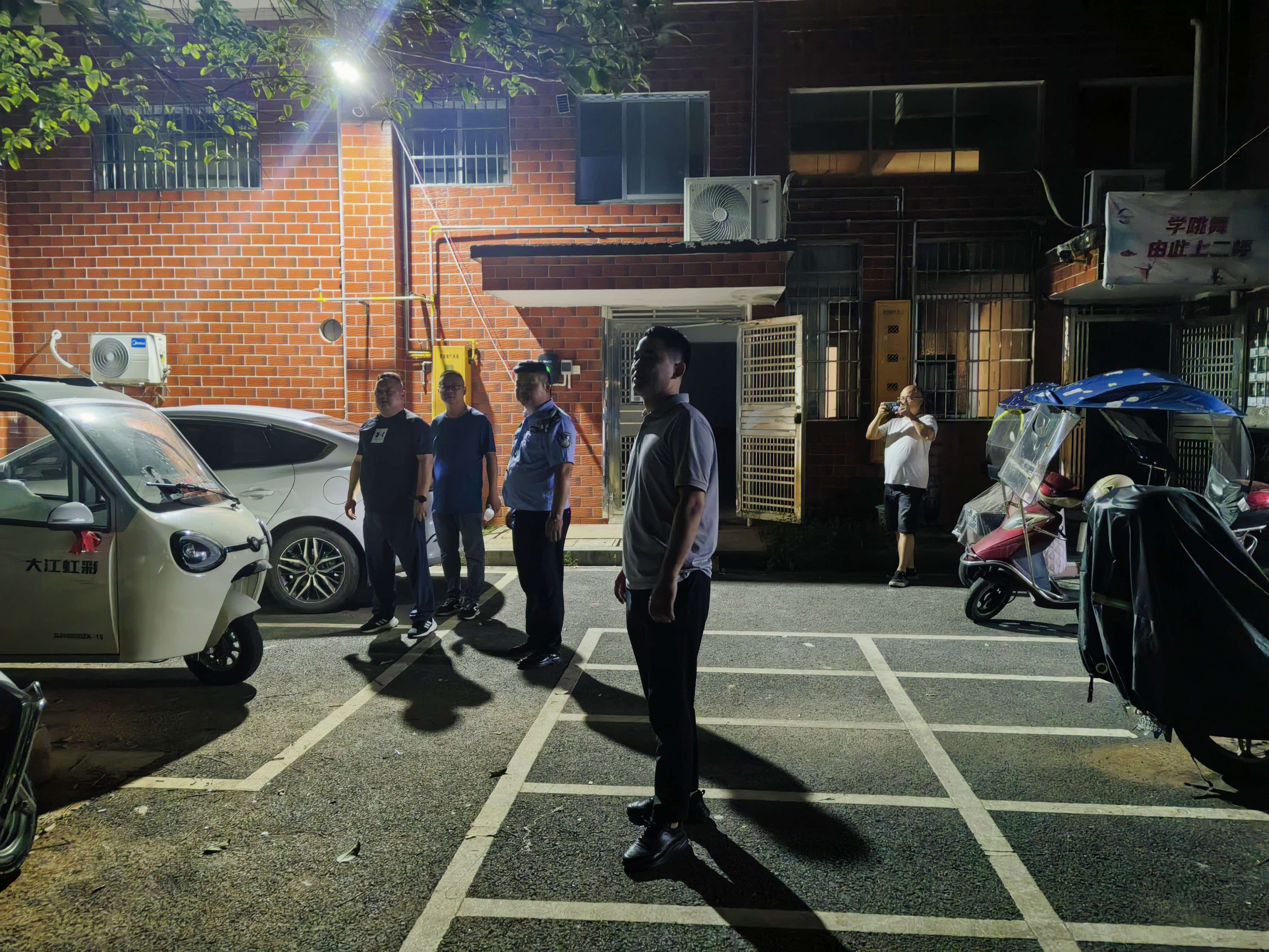 斗姆湖街道：开展夜间安全巡查 织密辖区防火安全网