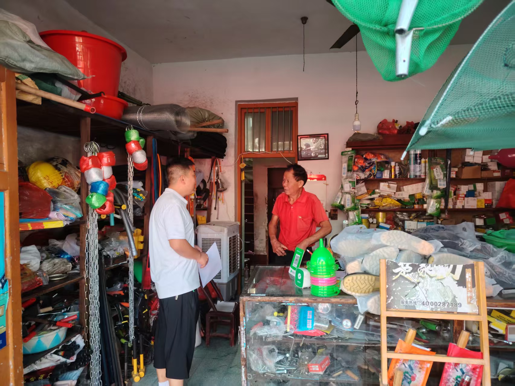 斗姆湖街道机场社区：社区开展防火门安装及消防知识宣传