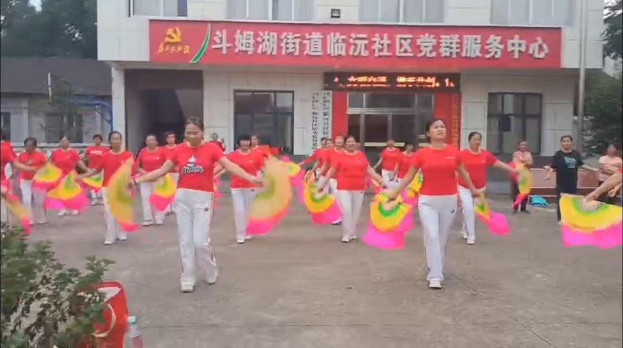 斗姆湖街道临沅社区：双节同庆颂党恩 银发领唱聚民心
