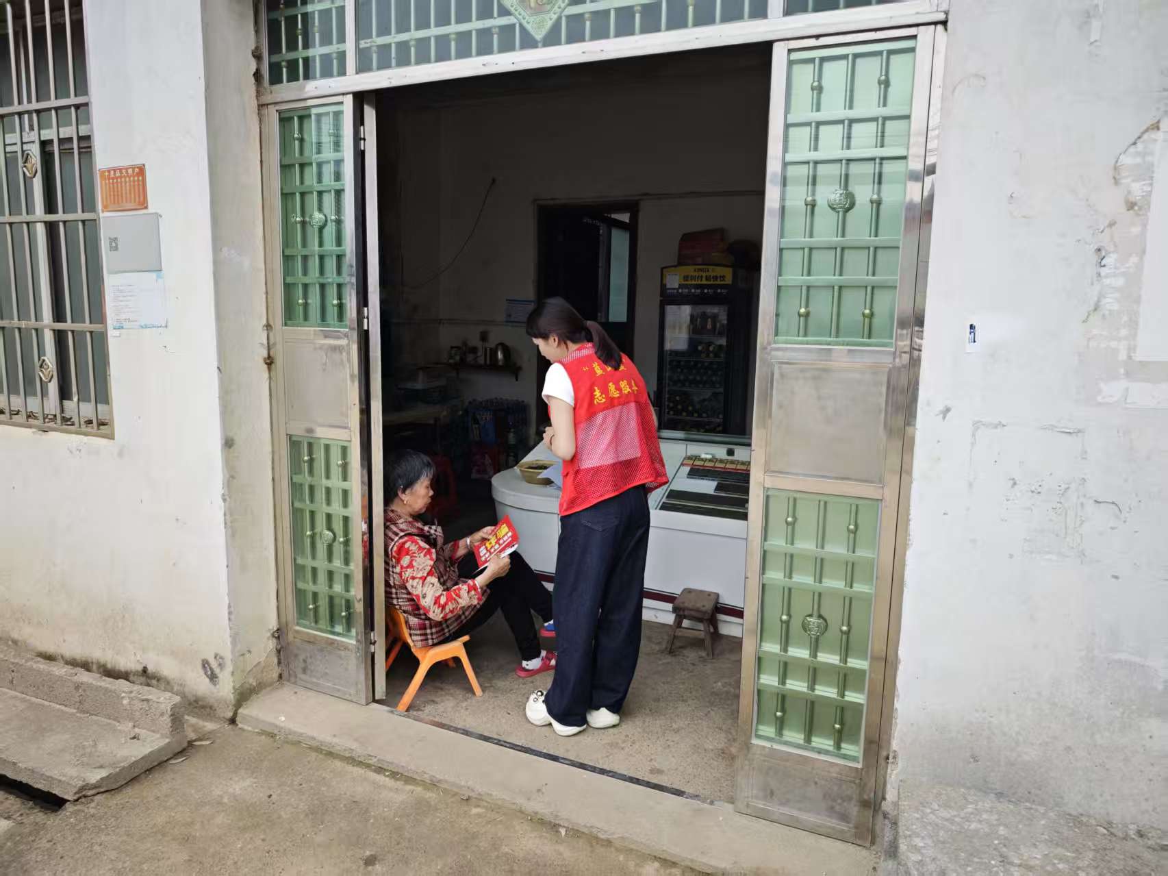 祠堂圩镇团结村开展扫黑除恶和反电诈宣传活动